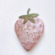Load image into Gallery viewer, Strawberry Resin suspend.it