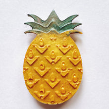 Load image into Gallery viewer, Pineapple Resin suspend.it