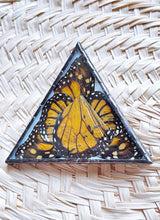 Load image into Gallery viewer, Monarch butterfly stained glass suspend.it