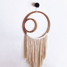 Load image into Gallery viewer, Pom Pom suspend.it