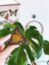 Load image into Gallery viewer, Monarch butterfly stained glass suspend.it