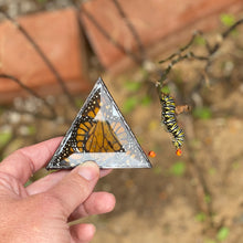 Load image into Gallery viewer, Monarch butterfly stained glass suspend.it